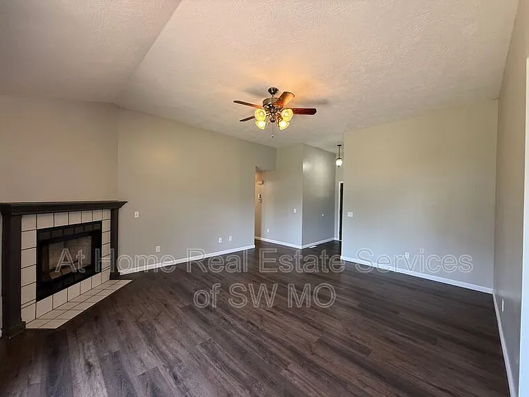 5459 S Jefferson Ave — Photo 6