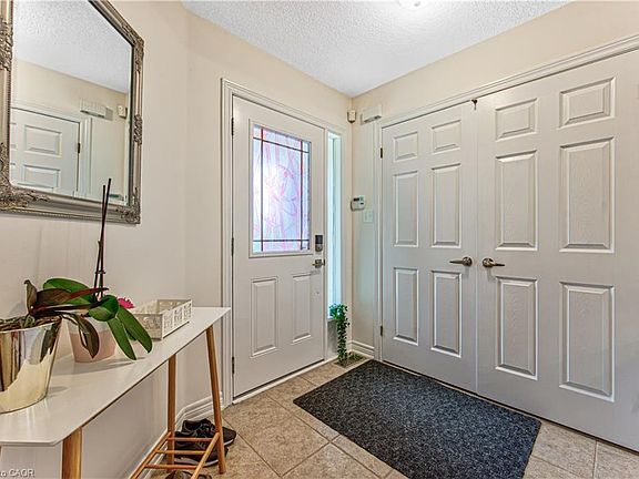 4th image of 270 Springvalley Cres