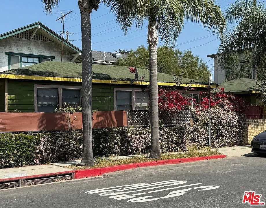 Building Photo - 802 Superba Ave