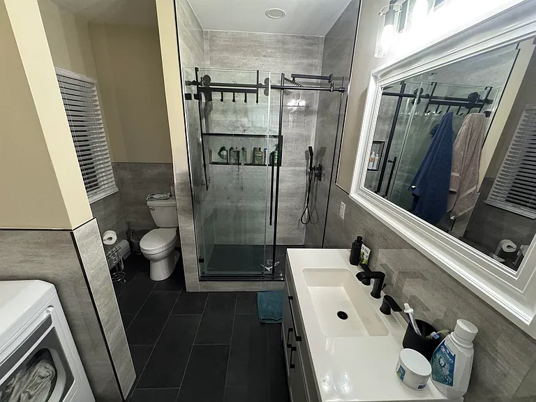 225 E 19th St #2 — Photo 5