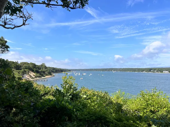 2 Bradford Ct, Oak Bluffs, MA 02557