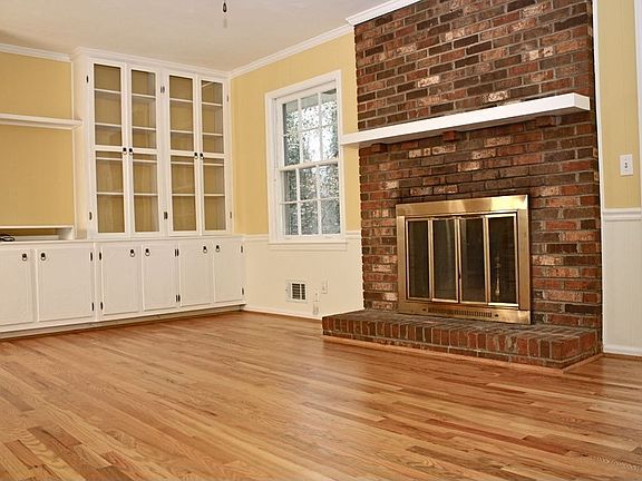 Family Room w/Built-Ins & Fireplace