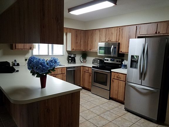 5th image of 810 SW 104th Ave