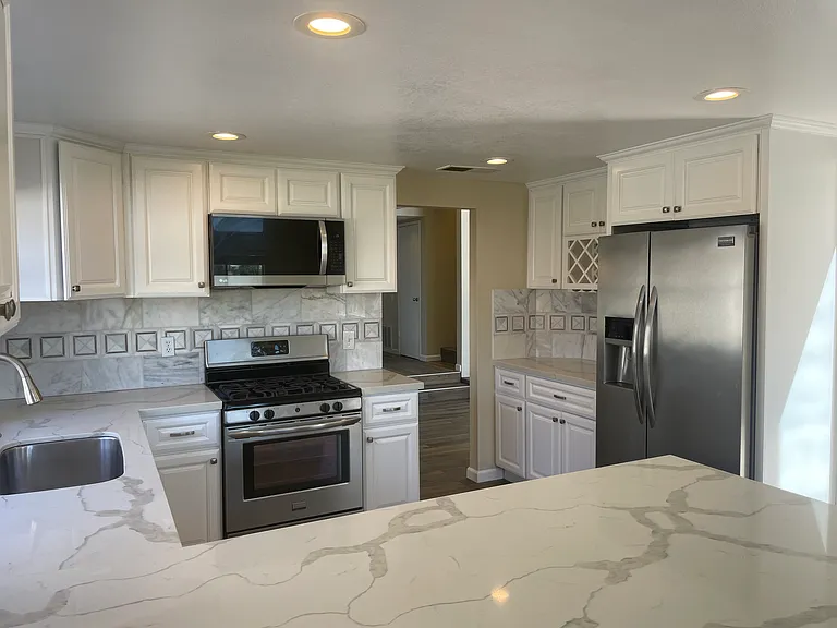 2415 Levante St — Photo 2