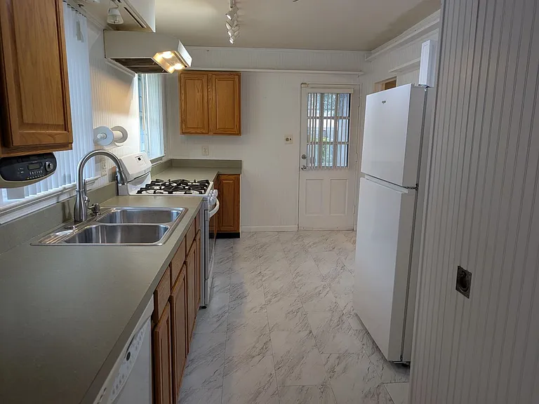 7514 Greengate Dr — Photo 9