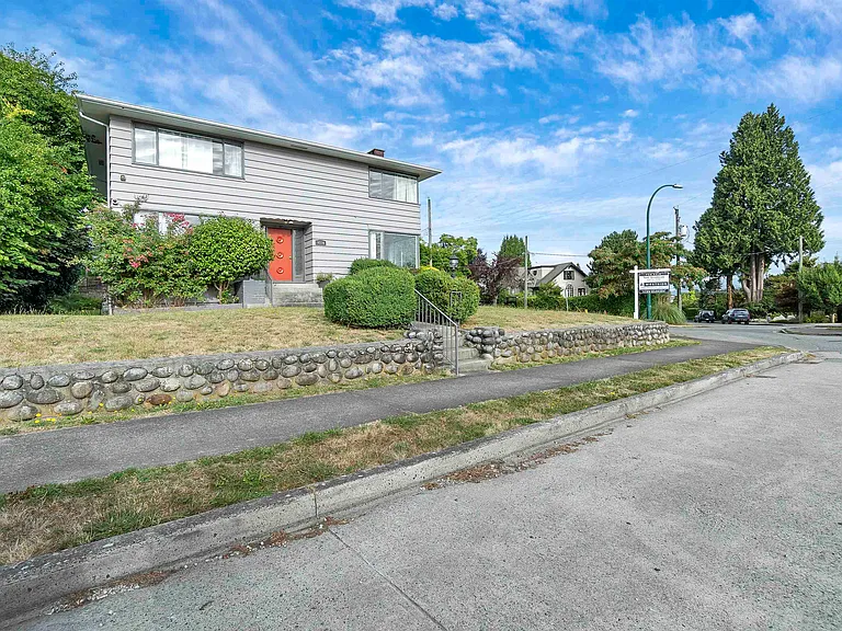 4514 Bellevue Dr — Photo 2
