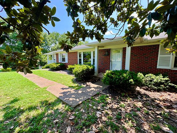 Unit features 2 front entry points!