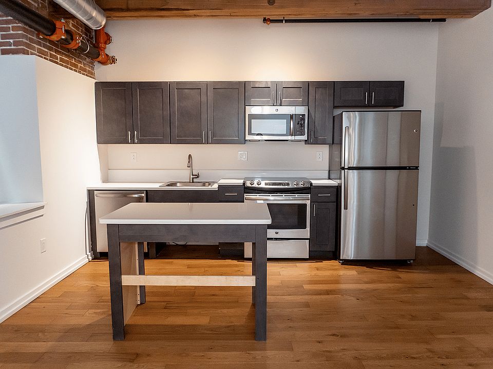 Explore this stylish urban kitchen with sleek design and contemporary finishes.