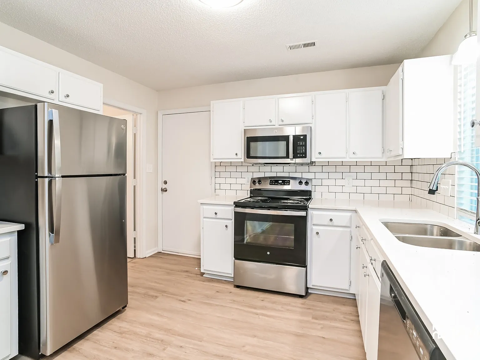3 bed, 3.0 bath, 1564 sqft, $1,975 — Photo 2