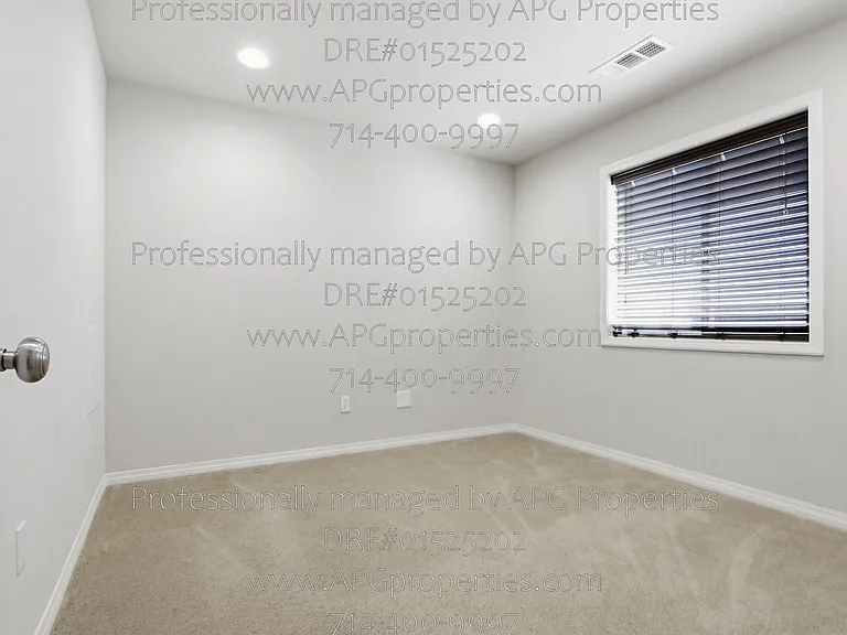 139 Thompson Ave — Photo 40