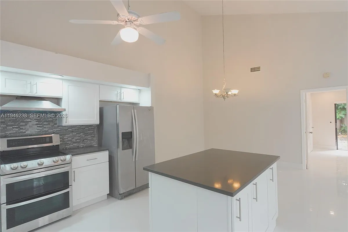 Building Photo - 518 NE 48th St #518