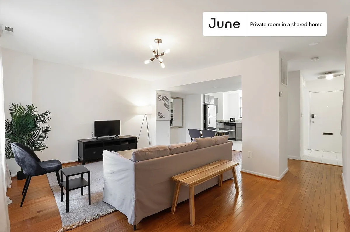 Queen bedroom in 5 bed/2 bath home in Logan Circle #416 BD — Photo 4