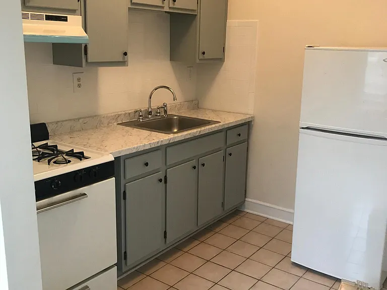 1721 Bank St #B — Photo 9