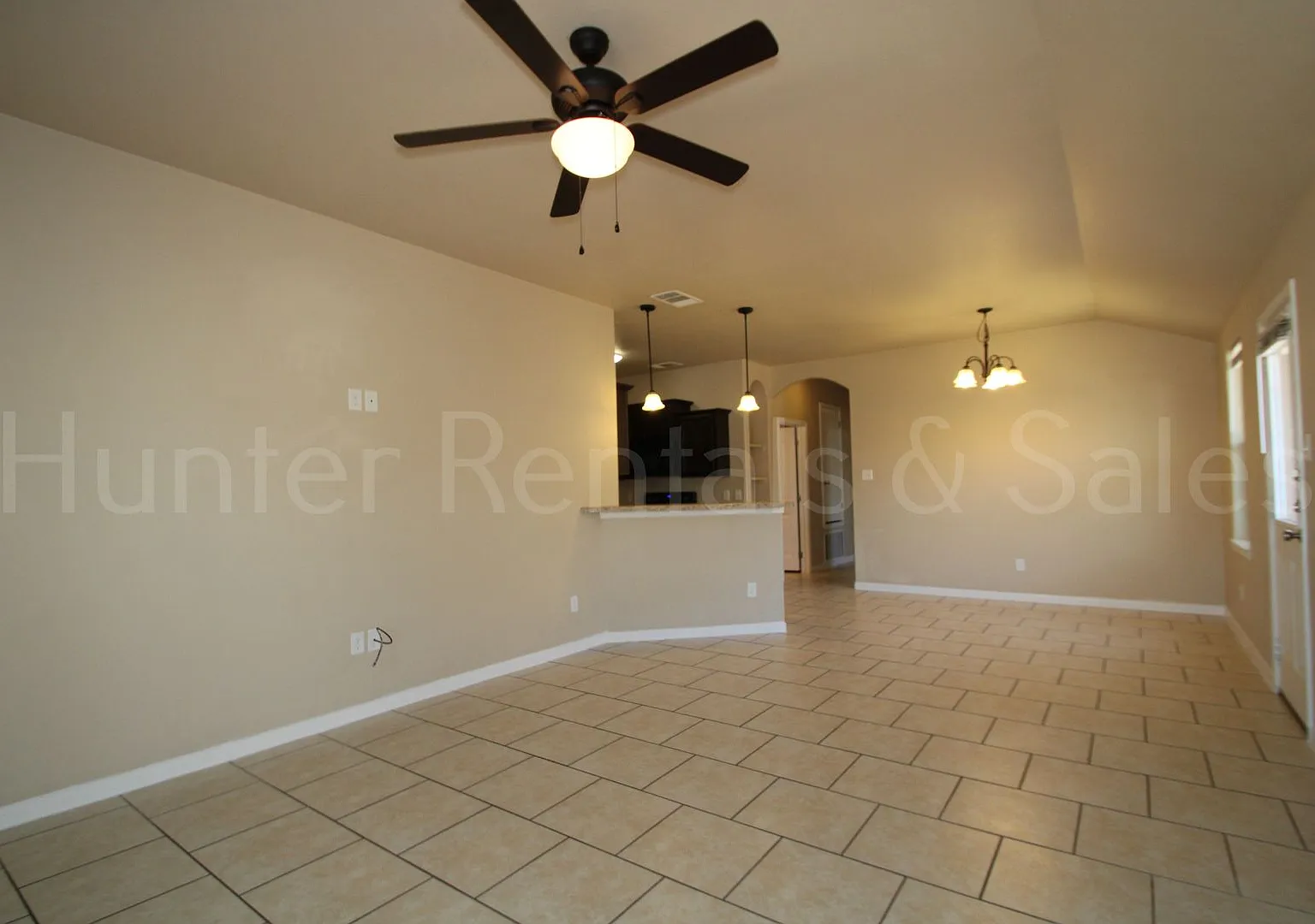 Spacious 3-Bedroom Duplex with Fenced Yard & Garage — Photo 3