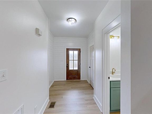 4th image of 108 Sprucewood Ct
