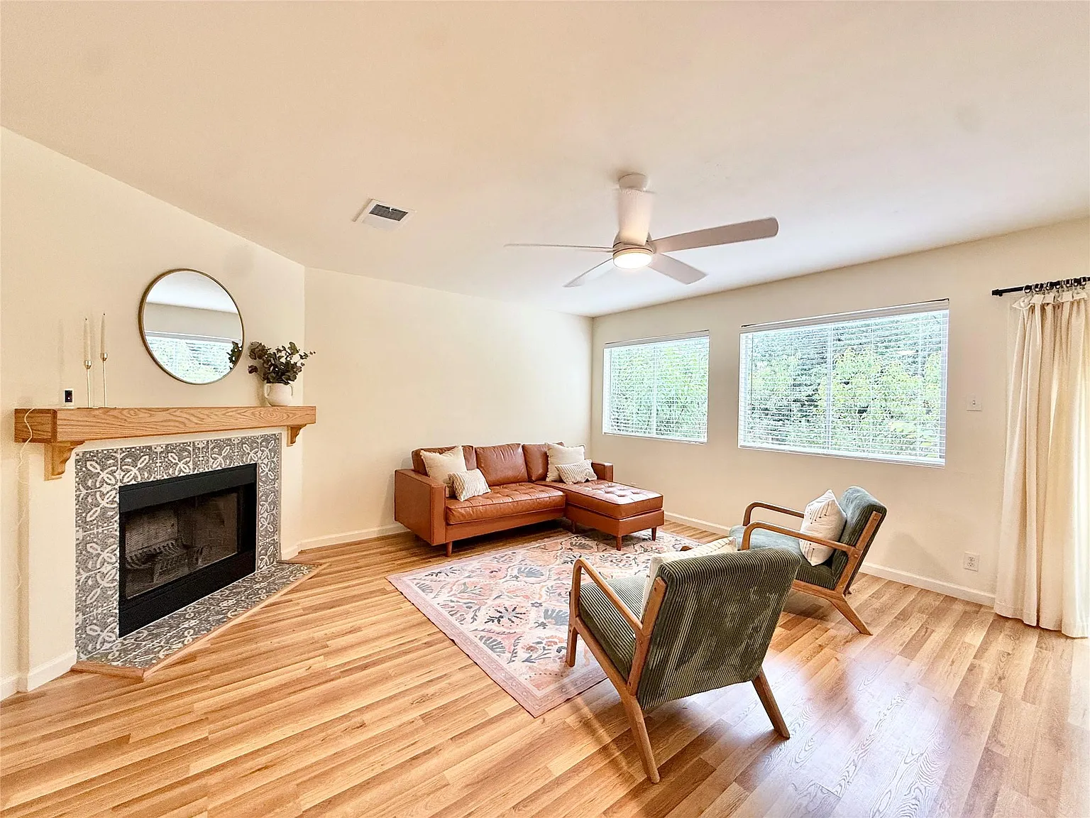 4 bed, 2.5 bath, 2024 sqft, $2,700 — Photo 3