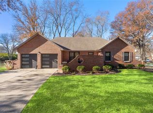 10524 Cherokee Ln, Leawood, KS 66206