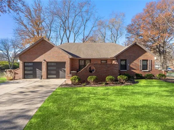 10524 Cherokee Ln, Leawood, KS 66206