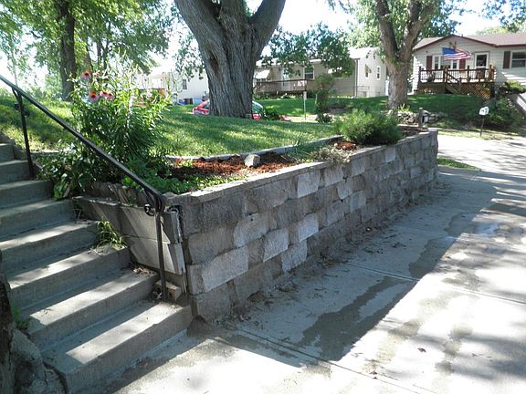 Drive/retaining wall