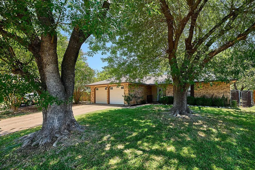3 bed, 2.0 bath, 1344 sqft, $1,995 — Photo 2