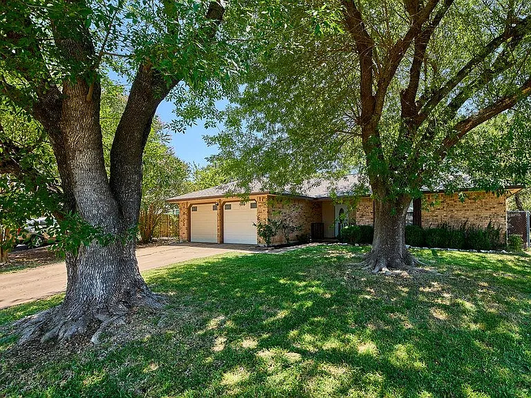1105 Stratford Cv — Photo 2
