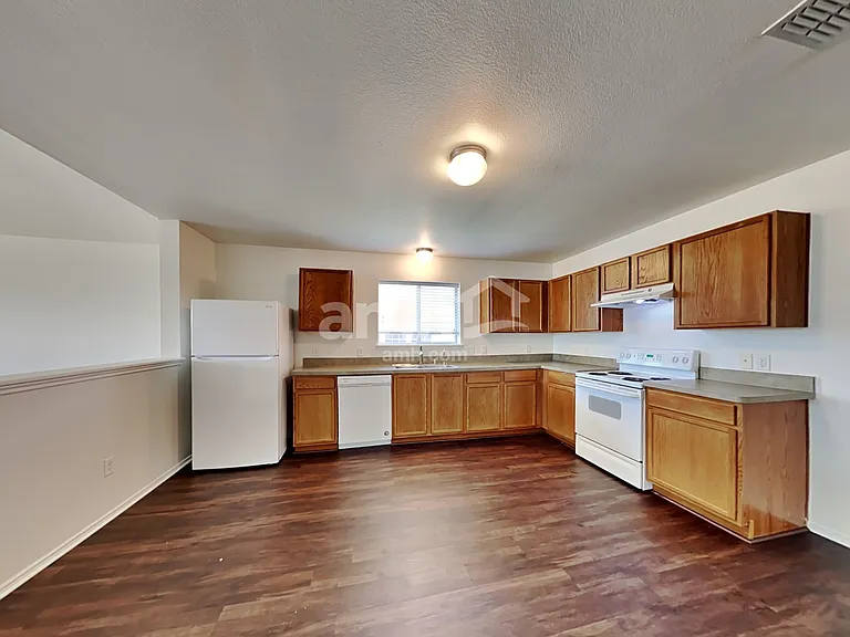 617 Overton Dr — Photo 3