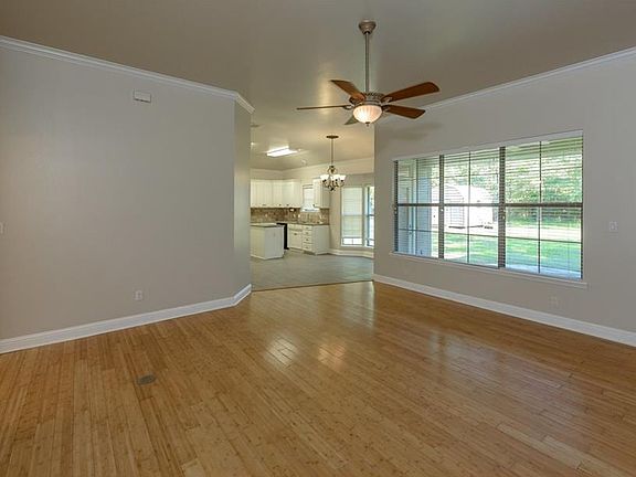 3rd image of 121 Lone Oak Dr