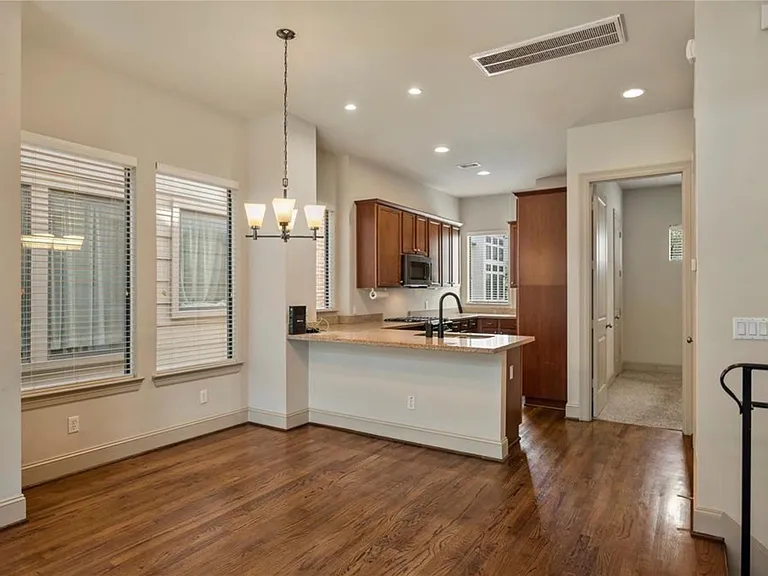 2816 Leeland St — Photo 5