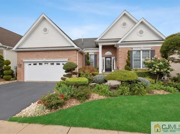 89 Country Club Dr, Monroe Township, NJ 08831