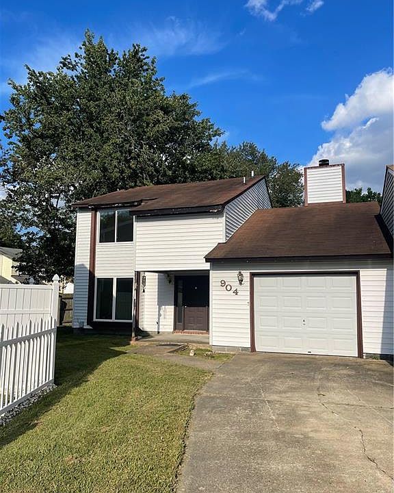 1st image of 904 Woodburne Ct