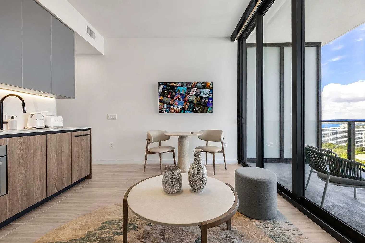 1 bed, 1.0 bath, 990 sqft, $3,730 — Photo 3