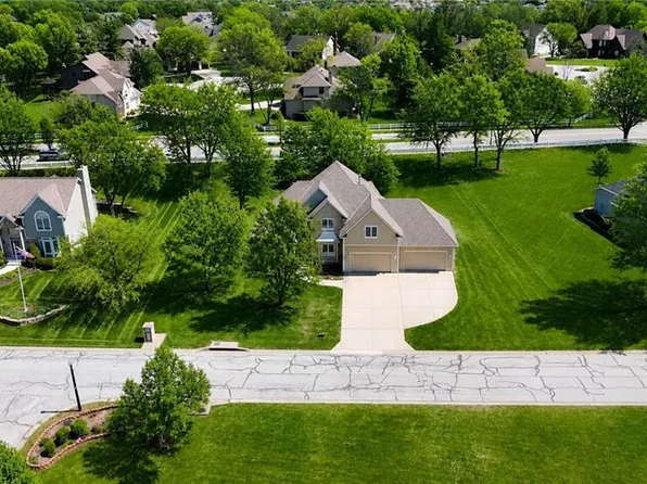 1019 Coachlight Ct, Lees Summit, MO 64081
