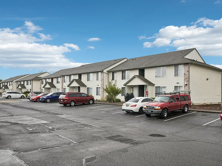 Stonehedge Court Apartments — Photo 12