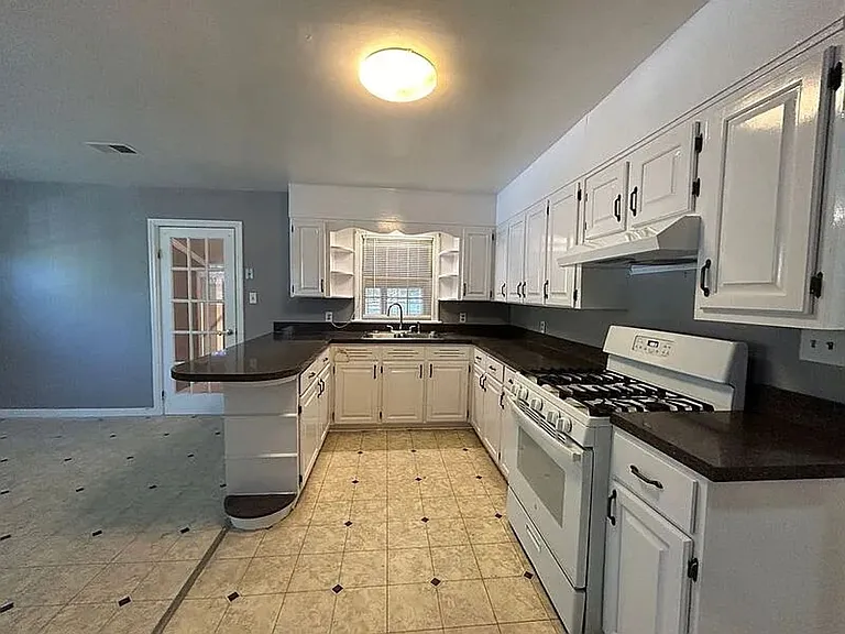 923 Vanderbilt St — Photo 6
