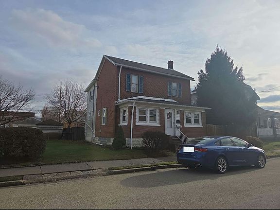 3rd image of 215 Oak St