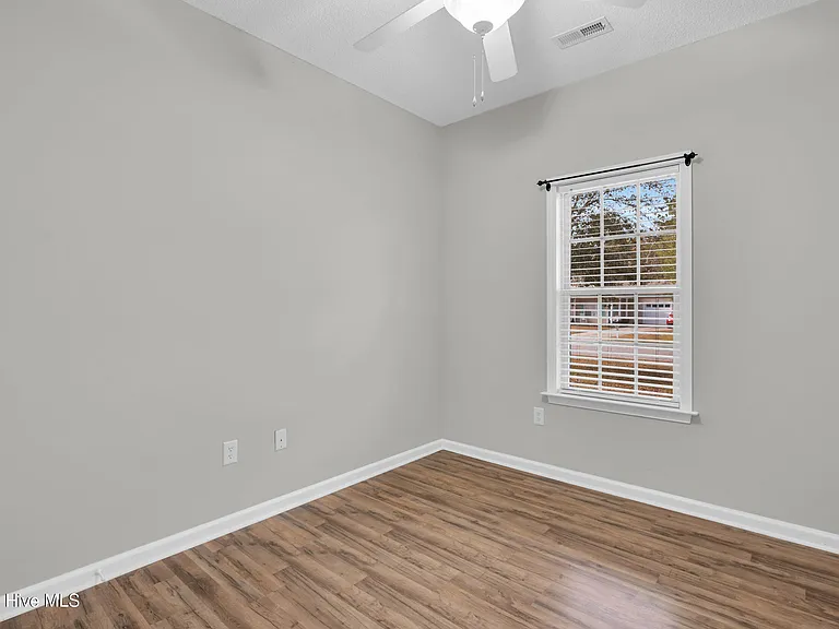 136 N Palm Dr — Photo 11