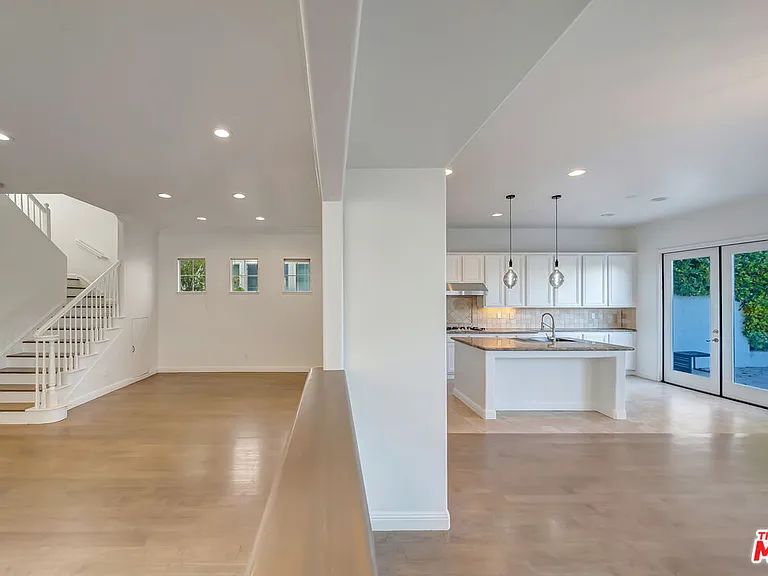 24819 Calle Cedro — Photo 4