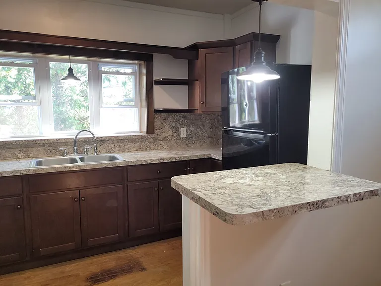 905 E King St — Photo 4