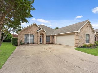 616 Laura Ln, Grand Prairie, TX 75052