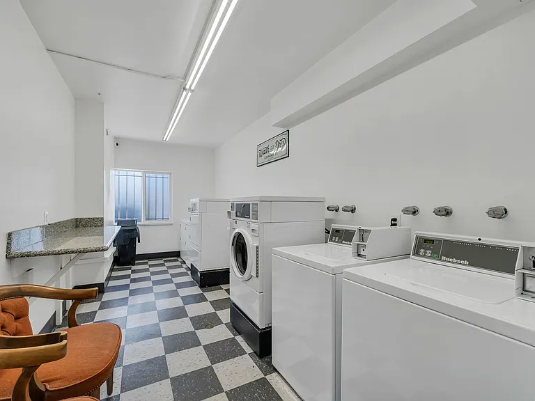 300 Holcomb — Photo 15