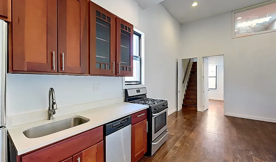886 Franklin Ave #2R