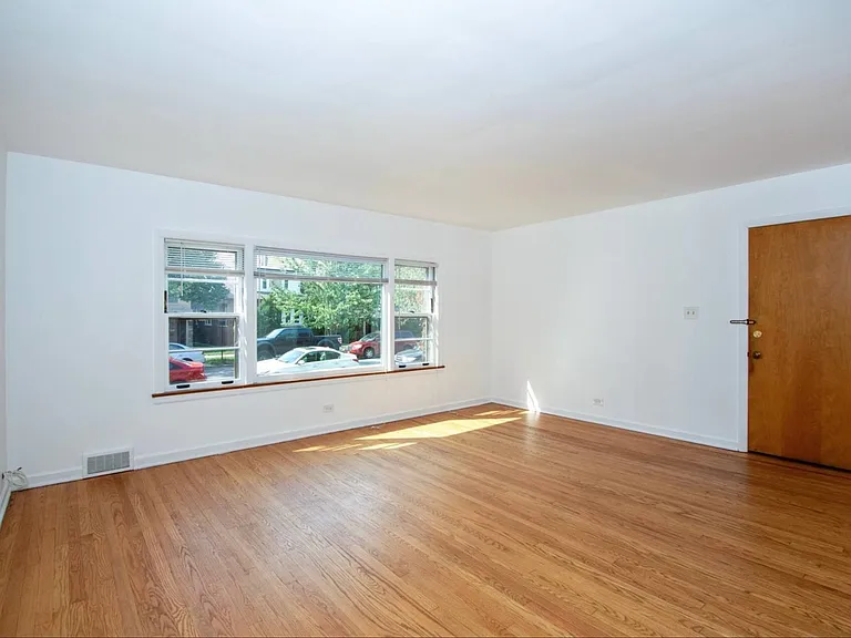 7545 N Claremont Ave #2 — Photo 6