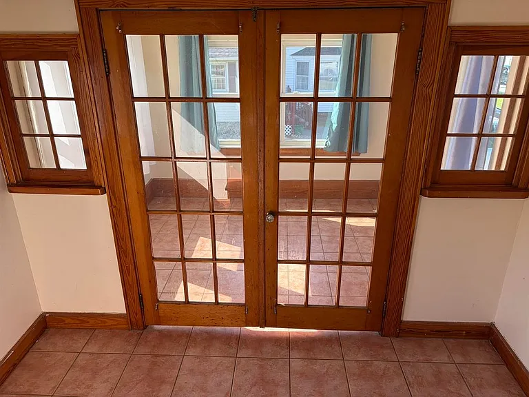 1420 Woodbury Ave — Photo 3