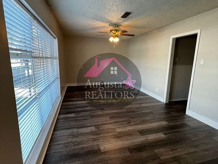 2105 N 8th St — Photo 3