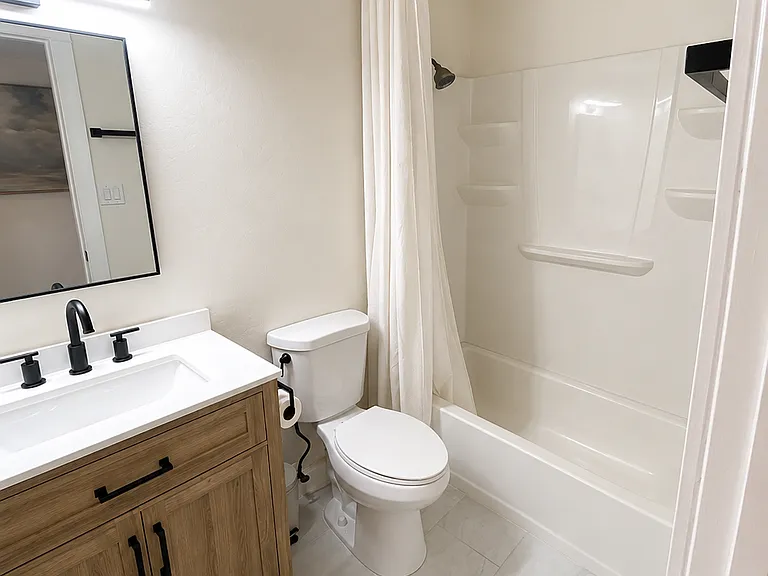 Upstairs Full Bathroom