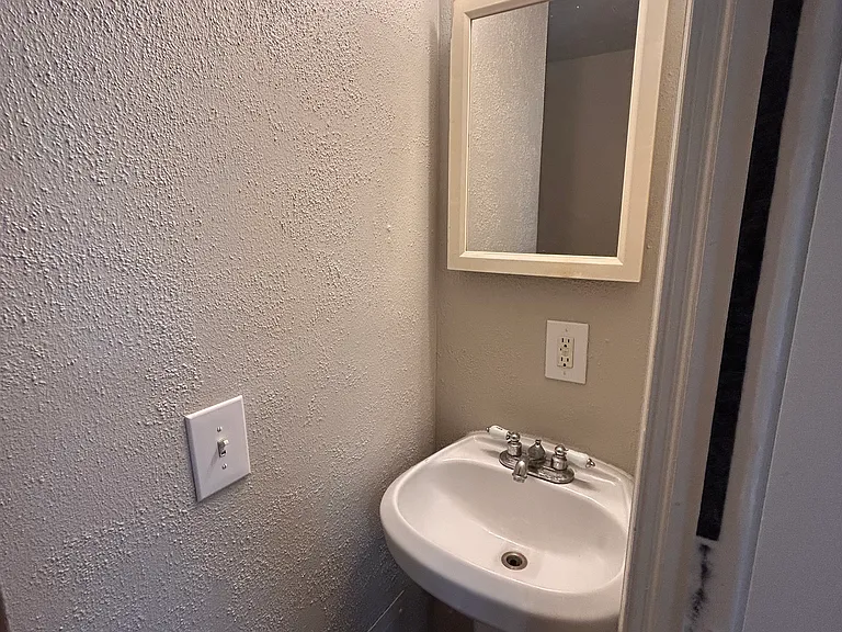 729 E Vine St #4 — Photo 4