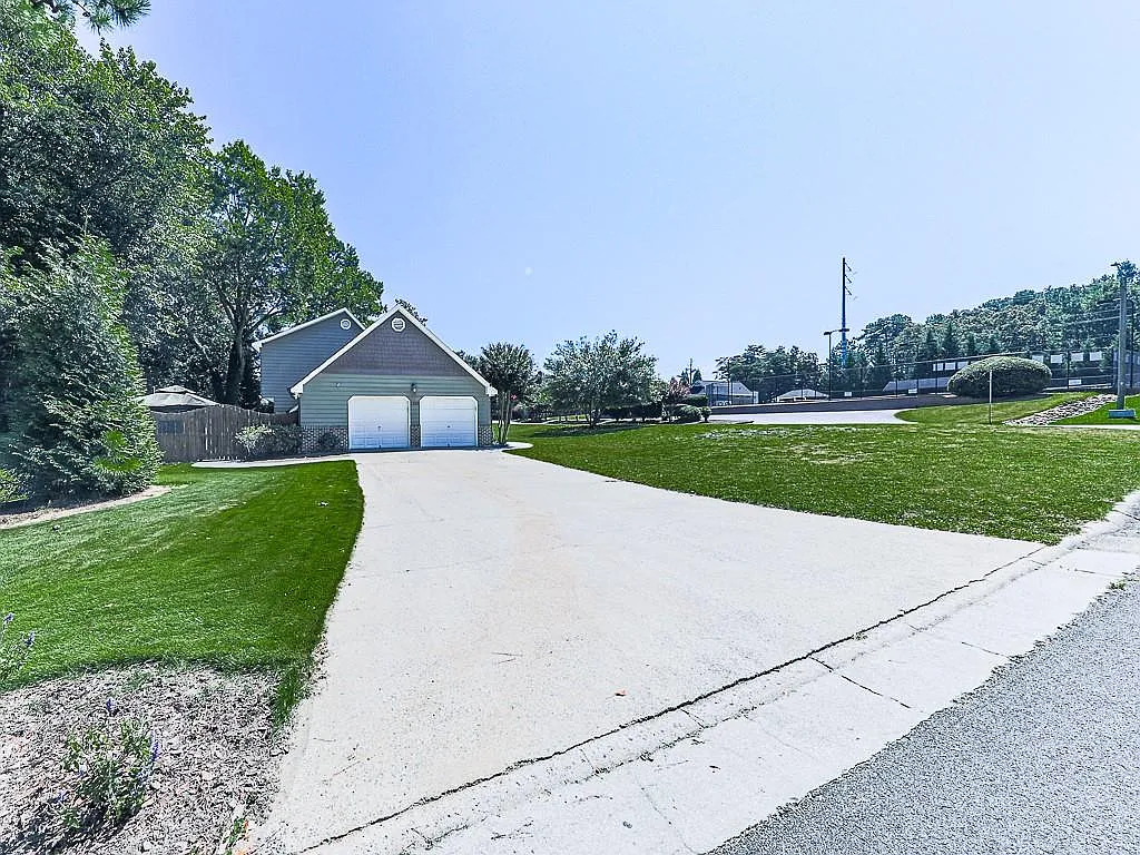 3 bed, 2.0 bath, 2007 sqft, $3,200 — Photo 4
