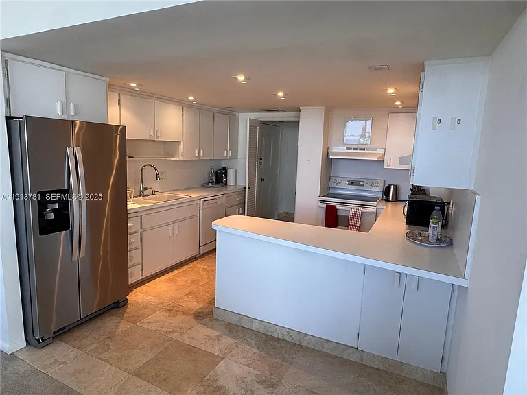 200 Ocean Lane Dr — Photo 3