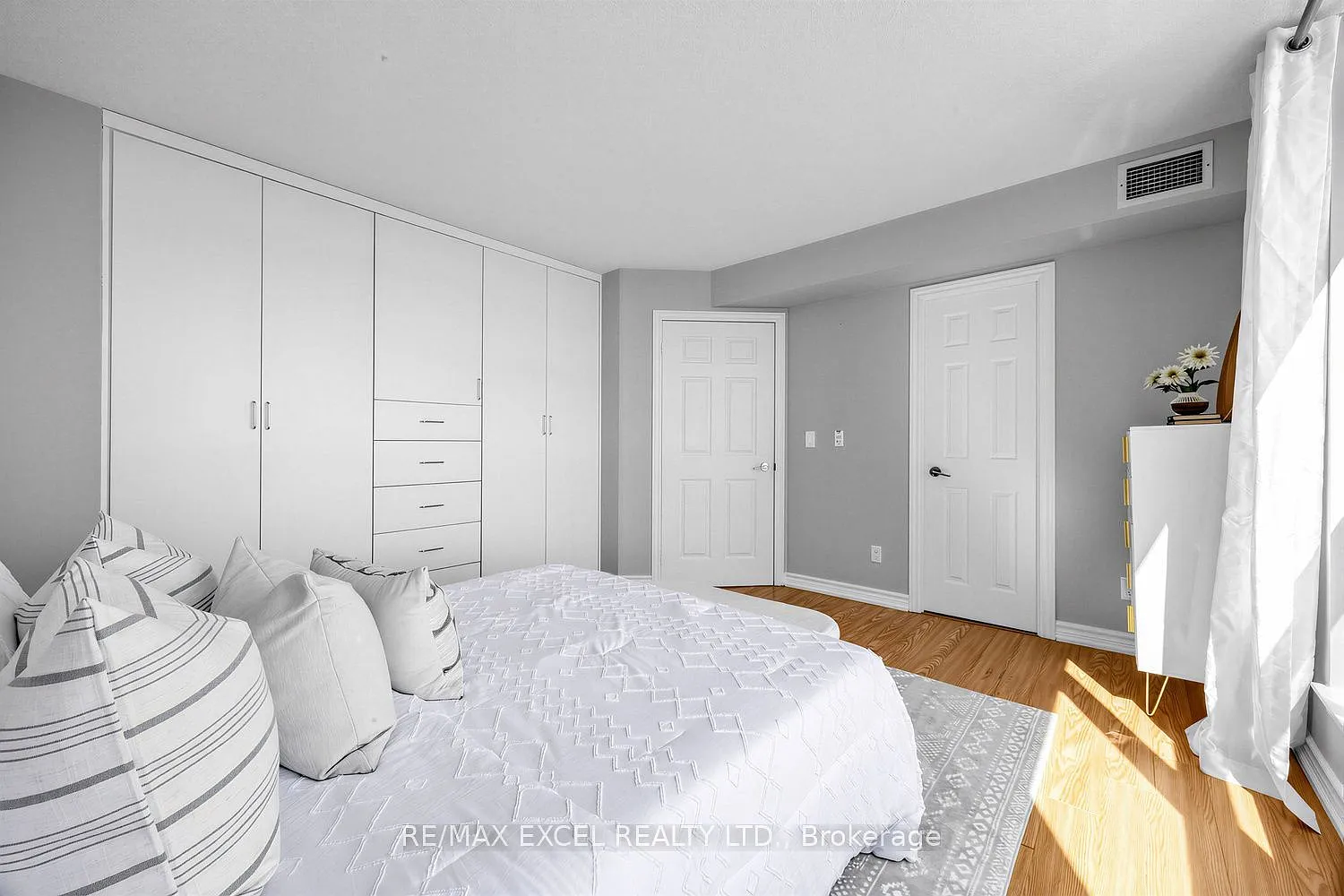2 bed, $2,500 — Photo 4