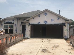 325 Marble Springs Ln, La Marque, TX 77568